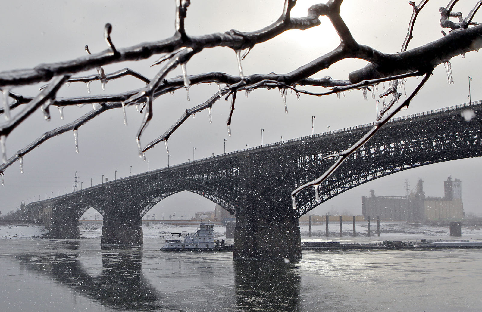 Towboat passes beneath Eads Bridge